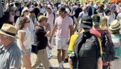FESTIVALSKA ATMOSFERA NA ROLAN GAROSU: Vrućinu gase pivom, sladoledom, šampanjcem