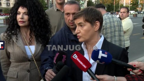 НАЈВИШЕ ПУМПАЈУ ХРВАТСКИ МЕДИЈИ Ана Брнабић се обраћа из Пионирског парка
