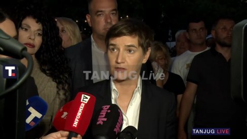 НАЈВИШЕ ПУМПАЈУ ХРВАТСКИ МЕДИЈИ Ана Брнабић са окупљенима у Пионирском парку у знаку подршке председнику Вучићу