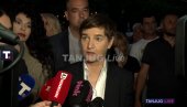 ОНИ ДЕСТАБИЛИЗУЈУ СРБИЈУ, САЧУВАЋЕМО МИР Ана Брнабић одржала моћан говор у Пионирском парку док дивљаци бацају топовске ударе