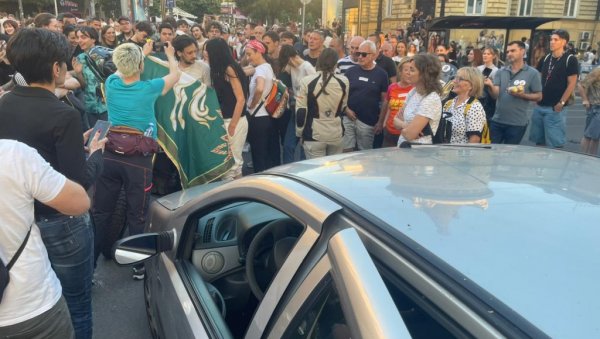 БЛОКАДЕРИ ОПЕТ ПОКАЗАЛИ СВОЈЕ ДИВЉАШТВО: Демолирали ауто суграђанки (ВИДЕО)