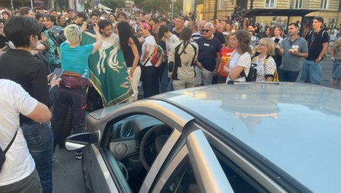 БЛОКАДЕРИ ОПЕТ ПОКАЗАЛИ СВОЈЕ ДИВЉАШТВО: Демолирали ауто суграђанки (ВИДЕО)