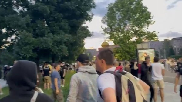 ГАЂАЈУ ПОЛИЦИЈУ БАКЉАМА, РУШЕ ОГРАДУ! Дивљаштво блокадера пред Пионирским парком