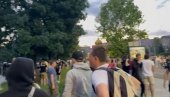 GAĐAJU POLICIJU BAKLJAMA, RUŠE OGRADU! Divljaštvo blokadera pred Pionirskim parkom