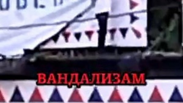 БЕСНИ БЛОКАДЕРИ ПОДИВЉАЛИ ЗБОГ ТРАНСПАРЕНТА: Пењу се на кров, урлају и пљују по Србији