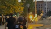 БЛОКАДЕРИ НАСИЛНИЦИ НА УЛИЦАМА БЕОГРАДА: Силеџије бакљама гађају полицију - Погледајте шта раде (ВИДЕО)