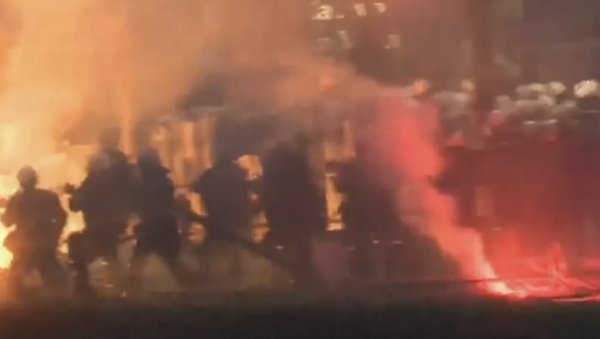 НАСИЛНИ БЛОКАДЕРИ БРУТАЛНО НАПАЛИ ПОЛИЦИЈУ! Бацали бакље и топовске ударе, језиво дивљање у Београду