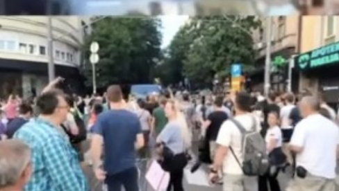БЕСНА ХОРДА БЛОКАДЕРА НАПРАВИЛА ПАКАО У ЦЕНТРУ ГРАДА! Урлали на полицију и вређали народ као помахнитала руља