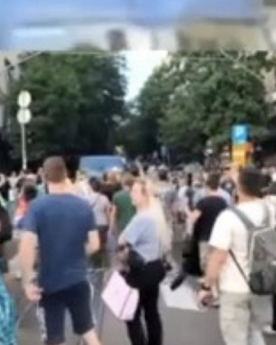 БЕСНА ХОРДА БЛОКАДЕРА НАПРАВИЛА ПАКАО У ЦЕНТРУ ГРАДА! Урлали на полицију и вређали народ као помахнитала руља