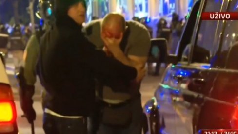 JEZIVO: Osvanuo snimak policajca kome su studenti blokaderi razbili glavu! (VIDEO)