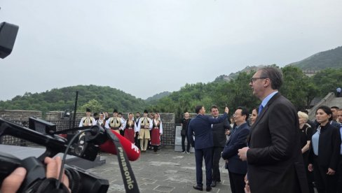 KAKVA LEPOTA I PONOS! Nacionalni ansambl Kolo nastupa na Kineskom zidu (FOTO/VIDEO)