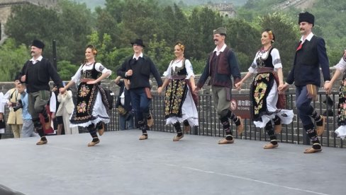 КАКВА ЛЕПОТА И ПОНОС! Национални ансамбл Коло наступа на Кинеском зиду (ФОТО/ВИДЕО)