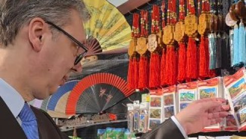 POSEBNA USPOMENA NA OVU POSETU Vučić: Ugrabio sam trenutak da kupim neku sitnicu za Danila, Milicu i Vukana (FOTO)