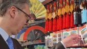 POSEBNA USPOMENA NA OVU POSETU Vučić: Ugrabio sam trenutak da kupim neku sitnicu za Danila, Milicu i Vukana (FOTO)