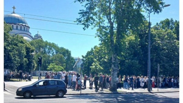 НАЈСТРАШНИЈА УВРЕДА ПРАВОСЛАВЉА И ЦРКВЕ: Блокадер Митровић ударио на вернике - Код Храма Светог Саве окупљају се око...