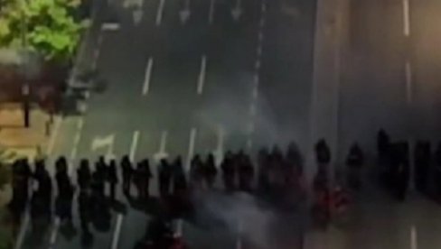 SNIMAK KOJI JE ZAPALIO SRBIJU! Pogledajte kako blokaderi napadaju policijske kordone (VIDEO)