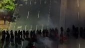 SNIMAK KOJI JE ZAPALIO SRBIJU! Pogledajte kako blokaderi napadaju policijske kordone (VIDEO)