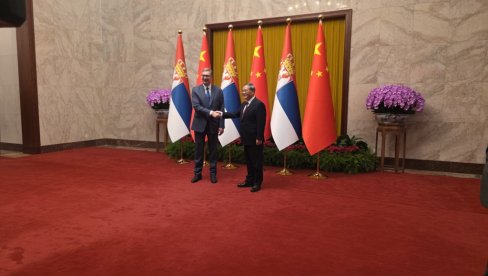 DOBRO DOŠLI, DRAGI PRIJATELJU: Vučić sa premijerom Kine