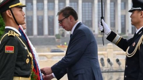 NJIHOVA ŽRTVA JE TEMELJ SNAGE JEDNE VELIKE ZEMLJE Vučić položio venac na Spomenik narodnim herojima na Tjenanmenu (FOTO)