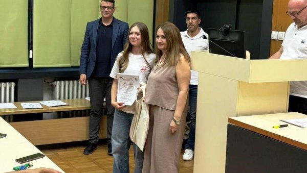 ПЉУСАК РЕПУБЛИЧКИХ НАГРАДА ПАРАЋИНСКИХ ГИМНАЗИЈАЛАЦА: Доминирали из биологије, историје и српског језика (ФОТО)