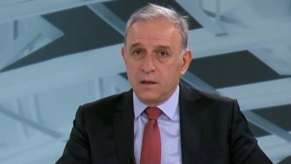 ПОНОШ ЗАЛУПИО ВРАТА БЛОКАДЕРИМА: Нисам био на протесту на Славији јер нисам био у Србији, а и да јесам не бих дошао! (ВИДЕО)