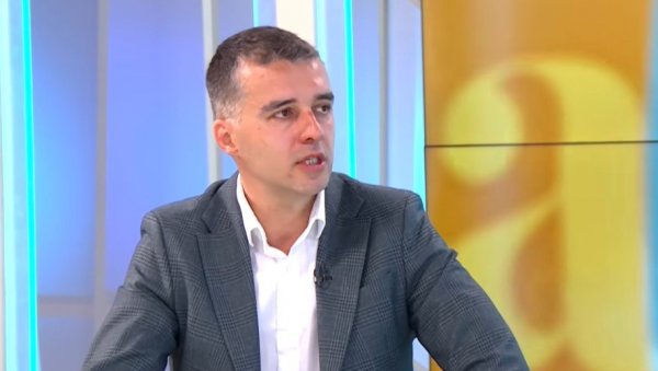 ПТИЋИ ПОСВАЂАЛИ БЛОКАДЕРЕ: Манојловић предмет спрдње након потеза код Палате Албанија