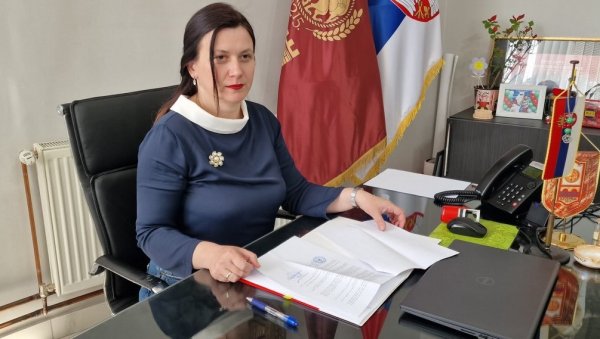 ПОТПИСАН УГОВОР: За тротоар са десне стране Улице кнеза Милоша у Ћуприји 120 милиона (ФОТО)