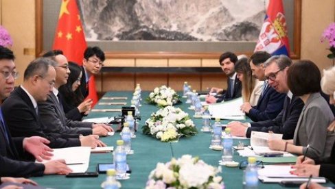 O PROJEKTIMA KOJI SU DOPRINELI SNAŽNOM I UBRZANOM RAZVOJU SRBIJE Vučić sa predstavnicima kompanija HBIS, Bank of China, CNNC i ARIDGE