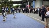 U ČAST VUČIĆU: Roboti u Kini odigrali moravac (VIDEO)