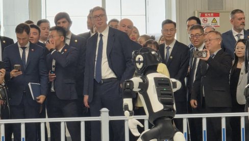 НАЈБОЉЕ ДА СЕ ВРАТИМО У ПЕЋИНЕ Вучић одговорио на прозивке блокадера: Србија ће отићи у небеса чим први робот изађе из фабрике!