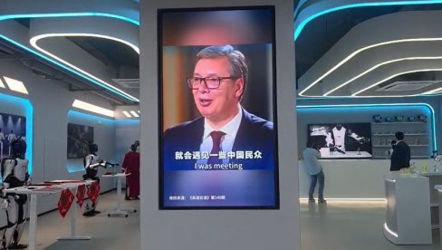 ДЕТАЉ ИЗ ФАБРИКЕ РОБОТА: На екрану се врте ове Вучићеве речи (ВИДЕО)