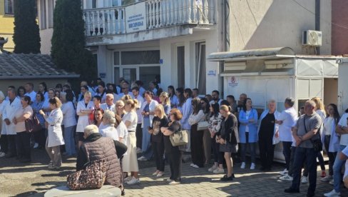 TRAŽE DA SE UHAPŠENI SRBI BRANE SA SLOBODE Šesti dan protesta zdravstvenih i prosvetnih radnika na KiM zbog hapšenja direktora