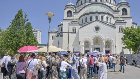 ВЕРА ЈЕ И ДОСТОЈАНСТВО У РЕДУ ЗА ПОКЛОЊЕЊЕ: Феномен стрпљивог вишечасовног стајања хиљада људи испред Храма Светог Саве