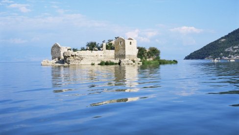 ДРАМА У ЦРНОЈ ГОРИ: Ауто српских таблица слетео у Скадарско језеро