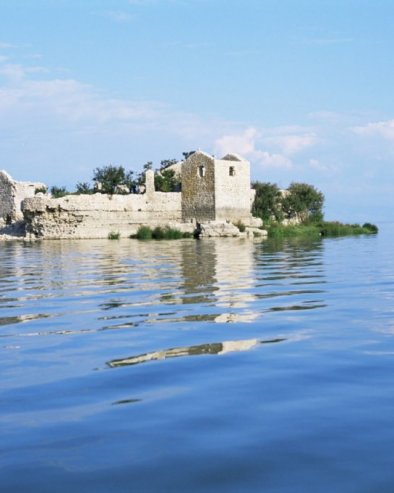 ДРАМА У ЦРНОЈ ГОРИ: Ауто српских таблица слетео у Скадарско језеро