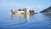 Usred najvećeg jezera Balkana isplivalo misteriozno ostrvce - mračna prošlost koja plaši ljude