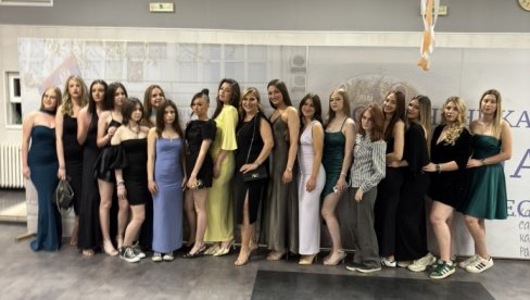 ĐAČKA PRIJATELJSTVA TRAJAĆE ČITAV ŽIVOT: Proslava maturske večeri u Domu učenika Patrijarh Pavle (FOTO)