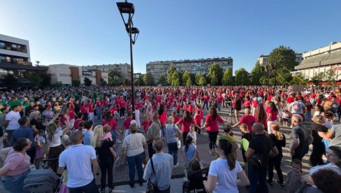 РАЗИГРАНЕ УЛИЦЕ: Плес предшколаца на градском тргу у Лесковцу (ФОТО)