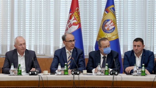ВЛАДА ДОНЕЛА ОДЛУКУ Мацут: Угроженим општинама биће упућено 165. 000 литара флаширане воде