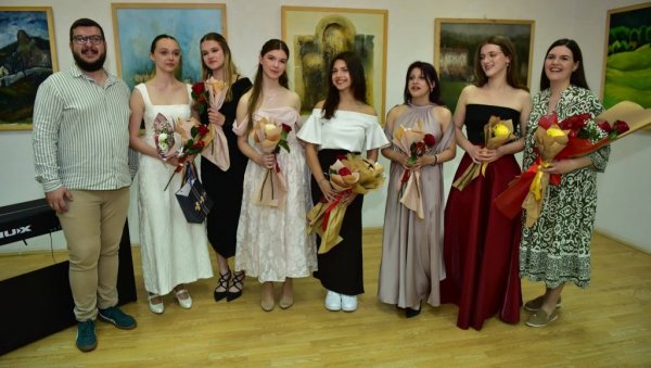 ЗАВРШНИ КОНЦЕРТ ЗА ПАМЋЕЊЕ: Испраћена сјајна генерација Одсека за соло певање ОМШ „Душан Сковран“ (ФОТО)
