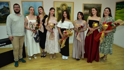 ZAVRŠNI KONCERT ZA PAMĆENJE: Ispraćena sjajna generacija Odseka za solo pevanje OMŠ „Dušan Skovran“ (FOTO)