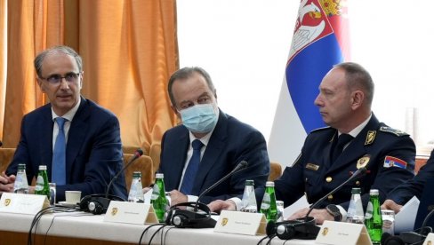 БЕЗБЕДНОСНА СИТУАЦИЈА У СРБИЈИ СТАБИЛНА: Премијер Мацут и МУП анализирали изазове у земљи