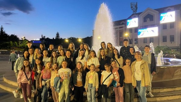 ПРВИ МЕЂУ ДЕЧИЈИМ И ОМЛАДИНСКИМ ХОРОВИМА: Успех лесковачког дечјег хора „Звездице“ на шампионату у Тузли