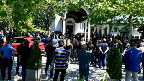 САХРАЊЕН АЛЕКСАНДАР НЕШОВИЋ БАЈА: Убијен у ресторану на Сењаку, па закопан у бурету код Инђије
