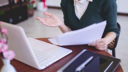 ТУЖИ КОМПАНИЈУ: Жена 20 година примала плату, а није ни радила