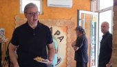 ПОСЛЕ КИНЕ, КРЕНУО У НАРОД: Председник Вучић свратио на бурек у Црепају, па наставља у обећану посету Банату