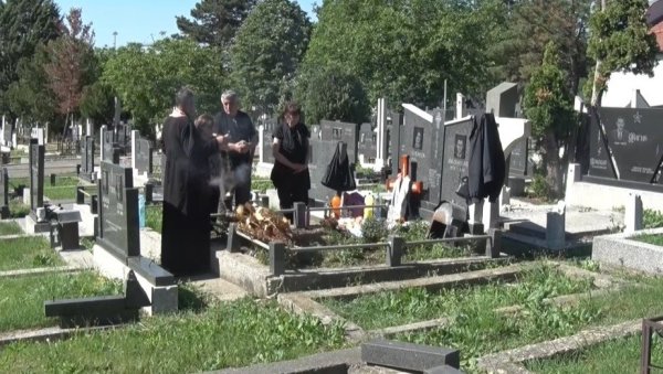 ГРОБОВИ НЕ МОГУ ДА СЕ ОСТАВЕ И ЗАБОРАВЕ: Обележене Духовске задушнице у Приштини (ВИДЕО)