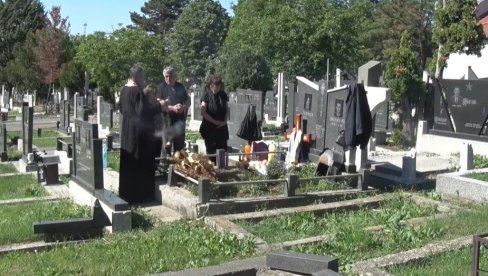 GROBOVI NE MOGU DA SE OSTAVE I ZABORAVE: Obeležene Duhovske zadušnice u Prištini (VIDEO)