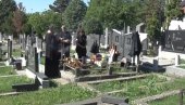 ГРОБОВИ НЕ МОГУ ДА СЕ ОСТАВЕ И ЗАБОРАВЕ: Обележене Духовске задушнице у Приштини (ВИДЕО)