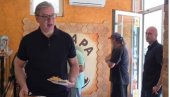 ПРЕДСЕДНИК ВУЧИЋ У ПЕКАРИ: Рачунам 410, једем бурек или питу са месом (ВИДЕО)